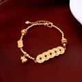 Dettaglio del bracciale placcato oro 24K con monete dei Cinque Imperatori e ciondolo hulu - Stile Monete dei Cinque Imperatori e Zucca