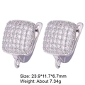 Detalle de aretes cuadrados plateados con cristales micro-pave y lazo de conexión - Plata Grande Pavé Cuadrado (Estilo 33)