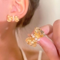 Elegante gouden strikoorbellen met witte parels en een fijne vintage textuur - KC Goud Geplooide Kunstmatige Parel Strik (N-437)