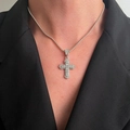Detailopname van een fonkelende kruis hanger met baguette geslepen diamanten - Zilver (X375)