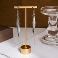 Zilveren geometrische kwastjes oorbellen met ruitvormige details op een standaard - Lange Ruit / Zilver