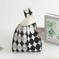 Borsa regalo in maglia con motivi a pois neri bianchi grigi e manico a nodo - Stella Nero Beige