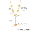 Detalle de collar en Y de acero inoxidable dorado con dijes de corazón y medidas - Dorado