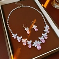 Details von Silberhalskette und Tropfenohrringen mit rosa Steinen in Geschenkbox - 2-Teiliges Set - Rosa