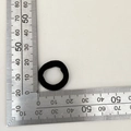 Goma para el pelo negra sin costuras de 3 cm de diámetro sobre una regla de medición - 1 Pieza / 2cm Negro