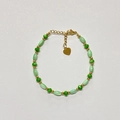 Détail du bracelet avec perles de coquillage vertes et pendentif coeur doré sur la chaîne - Style de pierre naturelle verte et perles rondes dorées / Taille unique / 17+3cm / Vert
