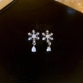 Boucles d'oreilles flocon de neige en argent avec zircons sur fond sombre élégant - Tige d'oreille en argent sterling 925/Alliage/Zircon / Flocon de Neige Argent Pendentif Goutte (11#)