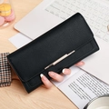 Portafoglio lungo da donna in pelle martellata nera con elegante barra in metallo dorato - Nero