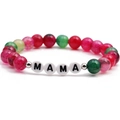 Bracciale di perle di agata colorata con lettere MAMA su sfondo bianco pulito - Lettera MAMA / Colorato