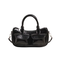 Minimalistische schwarze Satteltasche mit zwei Fronttaschen und Silberbeschlägen - Schwarz