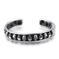Bracelet jonc ouvert vintage en acier argenté avec motifs de crânes en relief - Style Crâne en Relief (KB100286-BD)