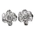 Vista macro dettagliata degli orecchini a foglia d'argento con trama martellata e petali metallici - Argento