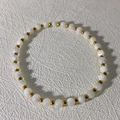 Elegante bracciale di perle con distanziatori in acciaio inossidabile dorato donna - Perle di conchiglia da 4 mm e grani d'oro in acciaio inossidabile da 2,5 mm