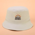Détail de la broderie arc-en-ciel et du texte Radiate Positivity sur bob blanc - Taille unique / Poche zippée