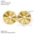 Dettaglio orecchino in acciaio placcato oro 18k con metallo arricciato e perla - Disco Rotondo Pieghettato (SE850G)