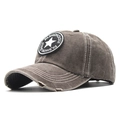 Detalle de gorra vintage de lona lavada con parche de estrella y visera desgastada - Burdeos