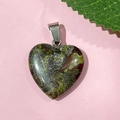 Pendentif cœur en cristal naturel 20mm, textures vert, brun et rouge sur fond rose doux - 17-Jaspe Sang de Dragon