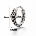 Dettaglio dell'orecchino a cerchio a serpente in argento con occhi in zircone nero e squame - Stile Serpente Vintage con Zircone Nero (S76)