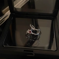 Anello doppio strato in argento con gemma rossa e stella in una scatola nera - Stile Stella (芒星戒指)