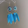 Dettaglio di orecchini boho con piume blu e dischi in metallo dorato in stile etnico - Blu (43# Gancio per l'orecchio-Oro)