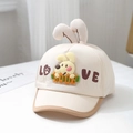 Dettaglio cappellino neonato con orecchie di coniglio e scritta LOVE su tessuto crema - 48cm (6 Mesi-2 Anni) / Bianco Sporco