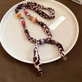 Collier en tissu léopard avec perles rouges et un pendentif croix en métal vintage - Imprimé Léopard - Croix