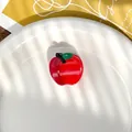Glänzende rote Haarspange in Apfelform mit grünem Blatt auf weißem Tablett - 2.5cm / Roter Apfel