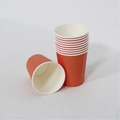 Set di bicchieri di carta rossa usa e getta per feste e caffè su sfondo bianco - Confezione da 10 / Arancione