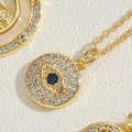 Macro-opname van de boze oog hanger met blauwe edelsteen en zirkonia kristallen - Ronde Boze Oog Hanger XL2440-1