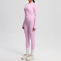Vue détaillée de l'ensemble de sport rose clair avec veste à col montant et legging de yoga - Rose Sakura