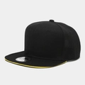 Détail d'une casquette snapback noire avec bord sandwich jaune et autocollant argenté brillant - Noir avec bordure jaune