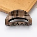 Pinza per capelli a semicerchio con venature del legno marrone scuro e lucida - Grigio Marrone Effetto Legno (C16-3-5)