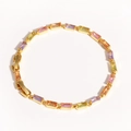 Detalle de pulsera bañada en oro de 18 quilates con circonitas rectangulares arcoíris - Dorado