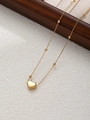 Detailopname van de gouden hartjesketting met spiegelglans op een houten dienblad en kralenketting - Goud-Kralenketting (ZHN17-Gold)