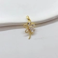 Colgante de flor dorada con cuatro circonitas brillantes en forma de gota de agua - Flor Dorada