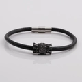 Bracciale in pelle nera con perla a corona e chiusura magnetica su sfondo grigio - Nero
