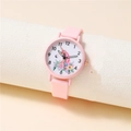 Rosa Kinderuhr mit Silikonarmband und Einhorn-Zifferblatt auf weißem Ständer - Nur Uhr / Rosa
