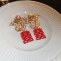 Detail van gouden bloemknopoorbellen met rode dubbel geluk-karakter hangers - Metalen Bloem Dubbel Geluk Stijl (7# Zilveren Naald-Goud-Rood)