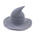 Sombrero de bruja de punto gris con diseño puntiagudo plegable sobre fondo blanco - Gris claro