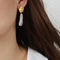 Vintage goudkleurige gehamerde metalen oorbellen met elegante witte hars hanger voor dames - Goud Rond Wit