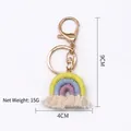 Vista dettagliata del portachiavi arcobaleno intrecciato a mano, misura 9cm x 4cm - Arcobaleno 2