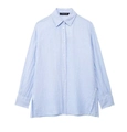 Vue détaillée d'une chemise en lin bleu clair avec fente latérale boutonnée et col à revers - XS / Haut Bleu Clair