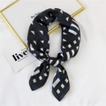 Elegante sciarpa in seta con motivo geometrico bianco e nero e finitura satinata - 9 Griglia triangolare Nero
