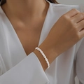 Détail d'un bracelet à maillons argentés au poignet avec une texture tissée élégante - Bracelet (2329) / Argenté