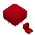 Detail of red square velvet jewelry box for necklaces with dimensions 9x9x4cm - Medium Pendant Box / Red