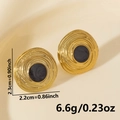 Dettaglio macro di orecchini a spirale dorati con inserto nero e misure indicate - Oro Nero