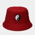 Détail de la broderie Yin-Yang sur un chapeau bob en toile de coton rouge - M(56-58cm) / Bordeaux