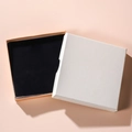 Minimalistische quadratische Schmuckbox in Cremeweiß mit edlem schwarzem Samtfutter - 9x9x1.6cm / Weiß und Rosa (Dünner Deckel und Sockel)