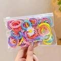 Primer plano de un paquete de gomas de pelo de colores de alta elasticidad para niñas - 7# Borde Festoneado de Colores 50Uds Bolsa de Margarita
