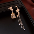Detalle de pendientes asimétricos dorados de jaula con perlas y borlas de cadena larga - Dorado (Poste de plata)